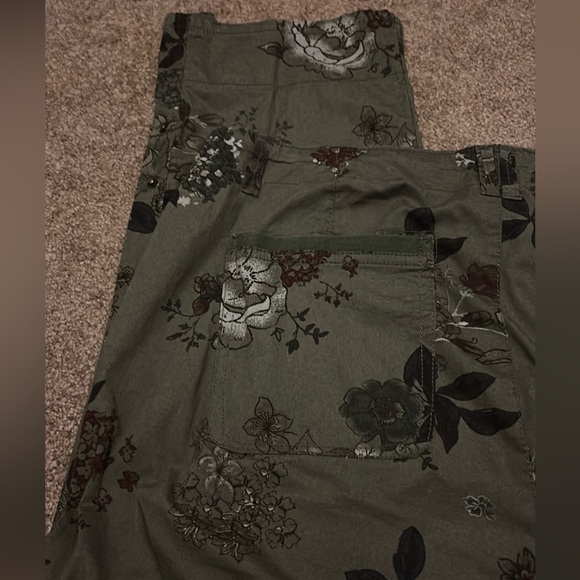 Democracy “Flex”- ellent Olive Green Floral Print Lightweight Utility Crop pant - Picture 3 of 10
